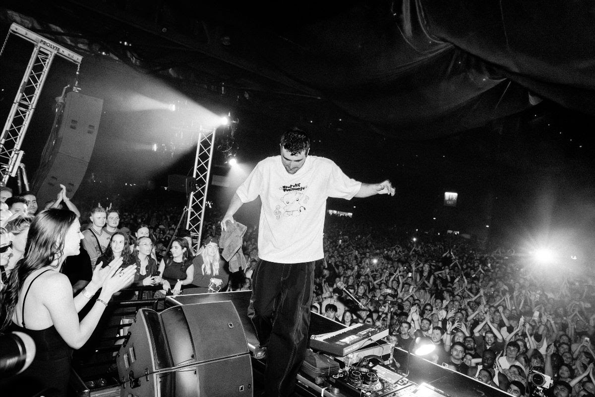 Fred again.. USB002 Lyon set is streaming on Apple Music