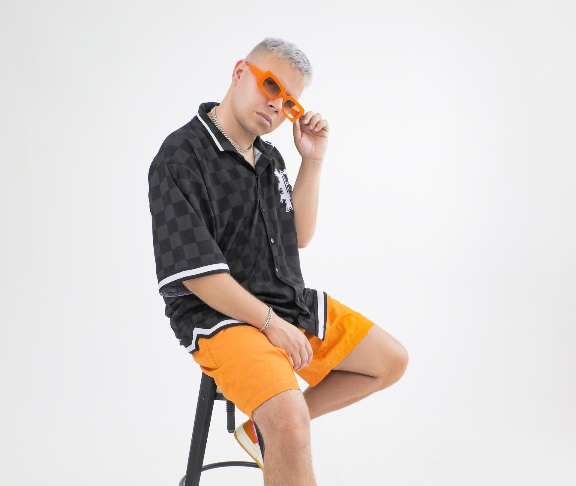 Tom Enzy builds global momentum with chart-topping releases and standout live shows